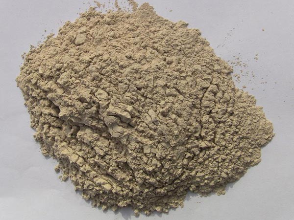 礬土性質 礬土主要成分是氧化鋁，為煉鋁和耐火材料的主要原料。白色或灰白色，因含鐵而呈褐黃或淺紅色。密度3.45g/cm3，硬度1～3，不透明，質脆。極難熔化，不溶于水，能溶于硫酸、氫氧化鈉溶液。 地區分布 中國鋁土礦資源比較豐富，在全國18個省、自治區、直轄市已查明鋁土礦產地205處，其中大型產地72處（不包括臺灣），主要分布在山西、山東、河北、河南、貴州、四川、廣西、遼寧、湖南等地。 投資前景 1.可用于煉鋁工業。用于國防、航空、汽車、電器、化工、日常生活用品等。 2.可用于精密鑄造。礬土熟料加工成細粉做成鑄模后精鑄。用于軍工、航天、通訊、儀表、機械及醫療器械部門。 3.可用于耐火制品。高鋁礬土熟料耐火度高達1780℃，化學穩定性強、物理性能良好。 4.硅酸鋁耐火纖維。用于鋼鐵、有色冶金、電子、石油、化工、宇航、原子能、國防等多種工業，消防人員可用耐火纖維布做成衣服。 5.制造礬土水泥、研磨材料、陶瓷工業以及化學工業可制鋁的各種化合物。 鋁礬土磨粉制備 鋁礬土粉是選用煅燒過的熟鋁礬土礦石用雷蒙磨加工制成的細粉，粒度通常為100目-325目，在耐火材料行業得到了廣泛的應用。通常加工的流程為先經顎式破碎機進行破碎，然后篩分進入鋁礬土雷蒙磨或鋁礬土超細磨粉機中，進行鋁礬土粉制備，使其應用更加廣泛。