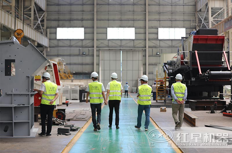 客戶到紅星移動(dòng)式破碎機(jī)廠家考察 客戶到紅星移動(dòng)式破碎機(jī)廠家考察