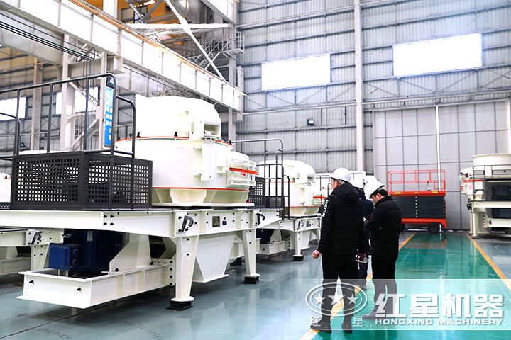 客戶(hù)到廠參觀石英制砂機(jī)